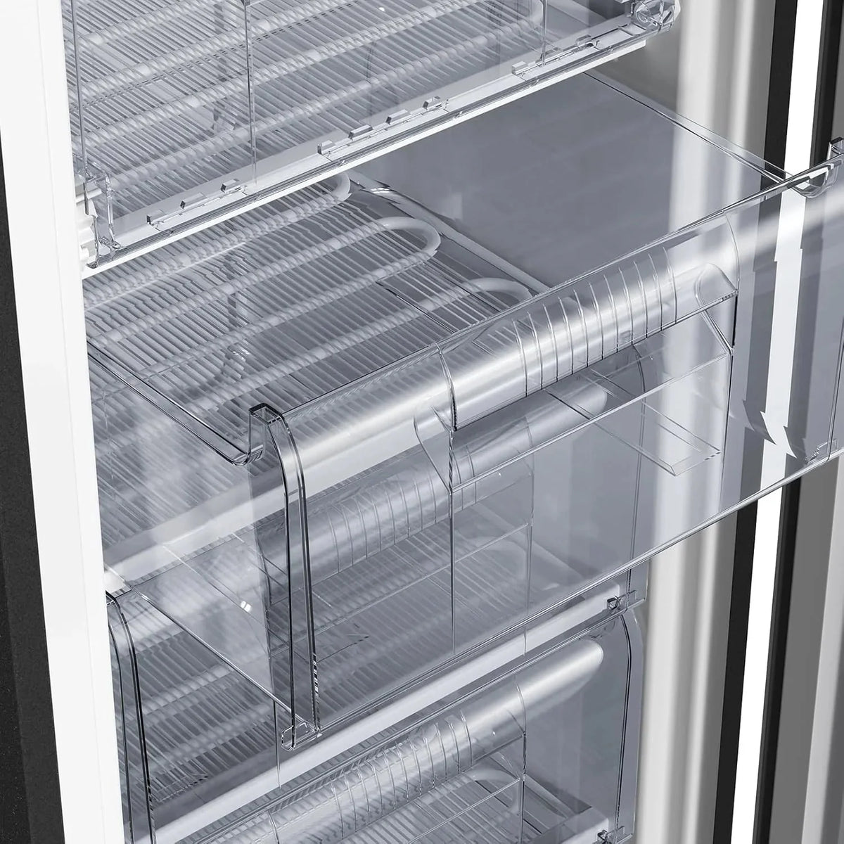 Congelador vertical independiente CHiQ. 145L de capacidad. congelación rápida. termostato ajustable. silencioso. puerta reversible. negro.