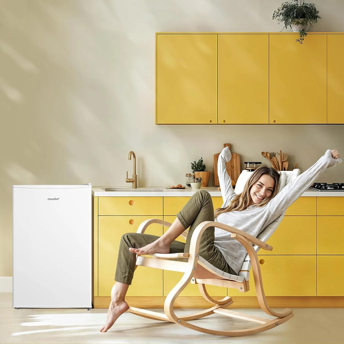 Comfee RCD80WH3(E) Kühlschrank mit Gefrierfach. 80L Kleiner Kühlschrank. Obst- und Gemüsefach. 84.5 cm Höhe. 47.5 cm Breite. 110 kWh pro Jahr.