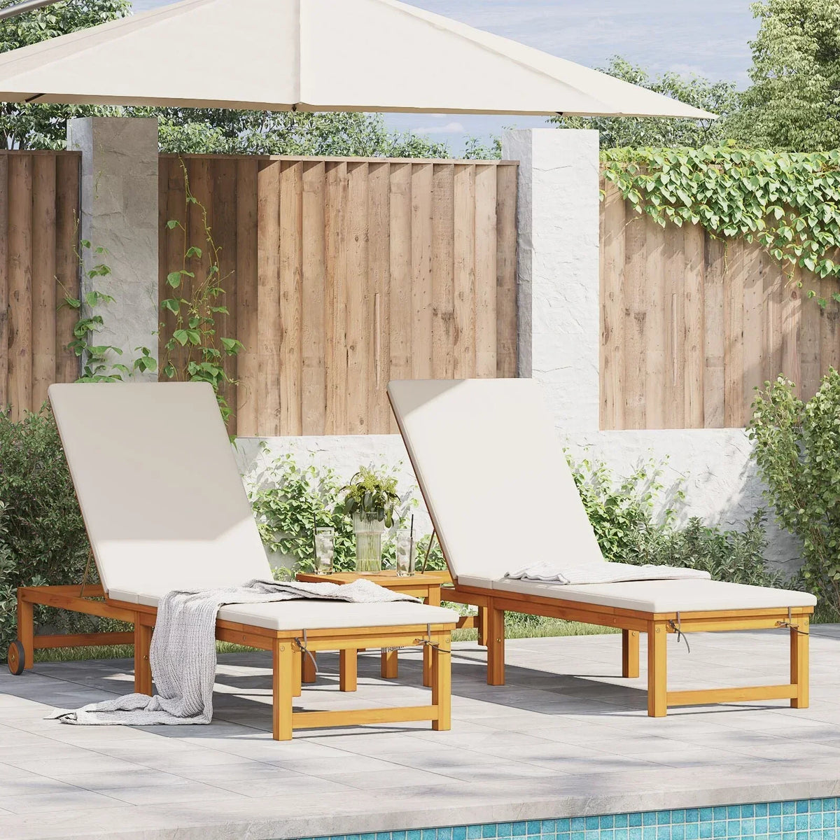 2025 Tumbonas 2 pcs con Mesa y Cojines de Madera Maciza de Acacia. Tumbona con Cojines Crema de Madera Maciza de Acacia. Mesa Lateral de Jardín