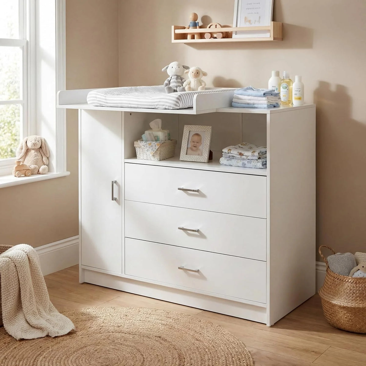 ecomi Cómoda Cambiador para bebé en Madera con Plan de Cambiar. 3 cajones. 1 puerta. Altura 100 cm. Color Blanco. Dimensiones 113x100 cm. tiradores