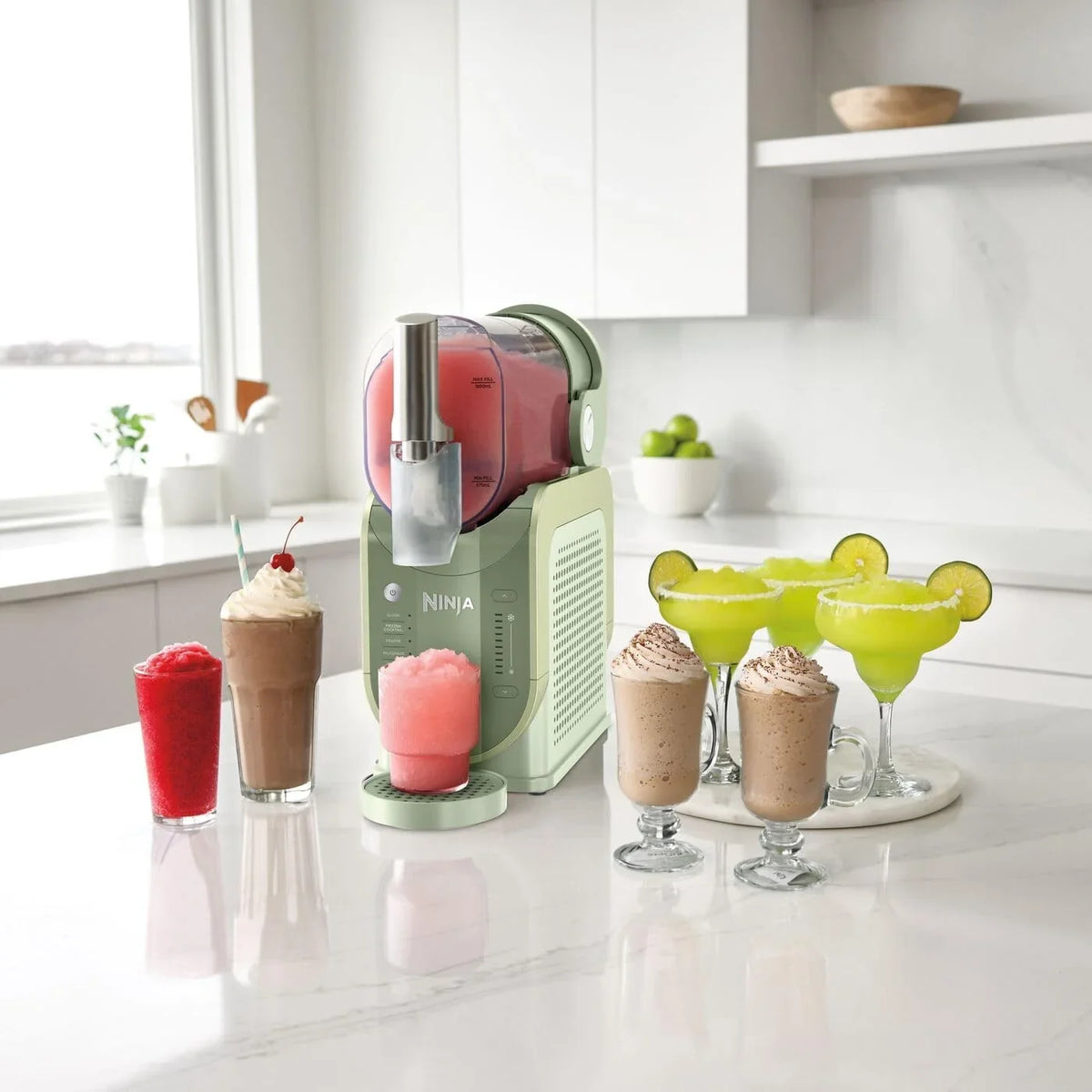 Ninja SLUSHi Maschine für Slush. Eis-Cocktails. Frappé. Milchshakes & gefrorenen Saft. ohne Eis oder Vorbereitungsaufwand. WhisperChill-Technology.