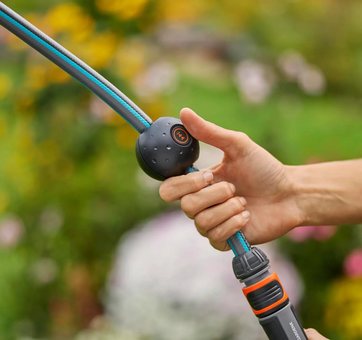 Gardena Akku-Wand-Schlauchbox PowerRoll XL solo: Automatischer Schlauchaufroller mit 35 m Gartenschlauch. Schlauchführung und RollControll.