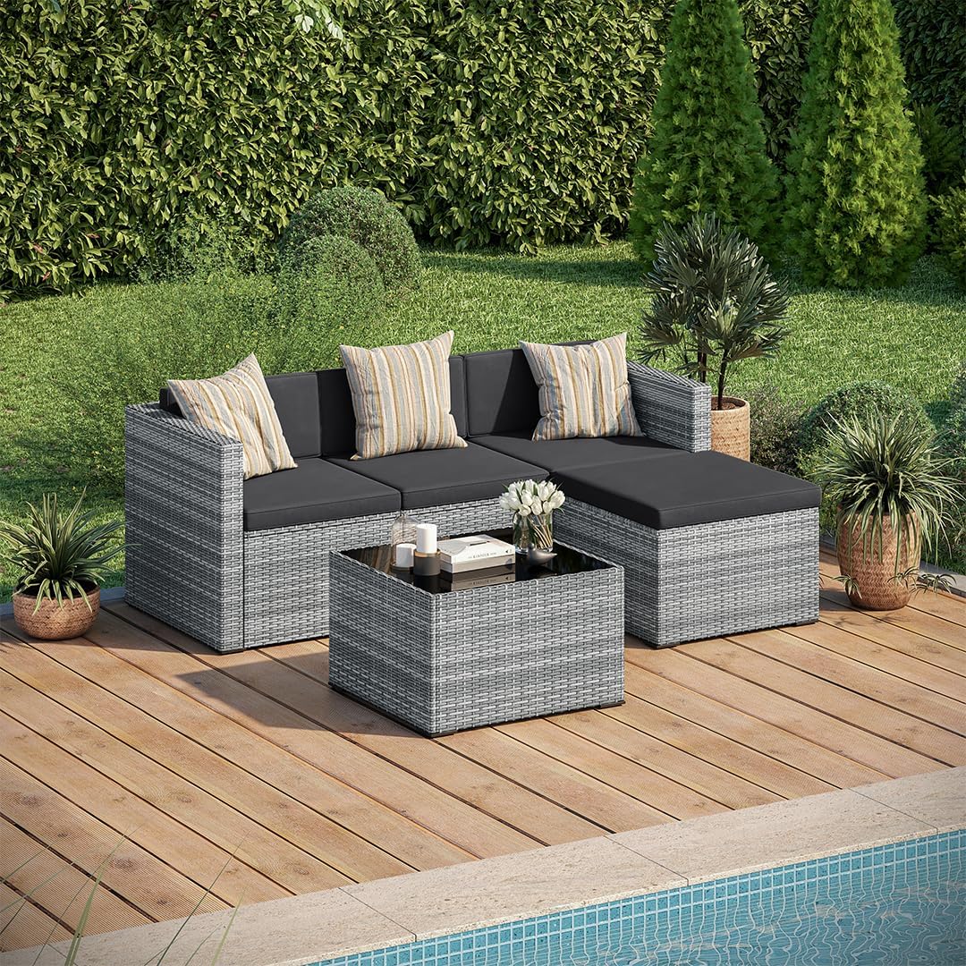STEELSØN Zethora Rattan Gartenmöbel Set 3-TLG. – Outdoor Sitzgruppe für Garten/Terrasse/Balkon – Gartenlounge mit 3er-Sofa. Hocker & Tisch –